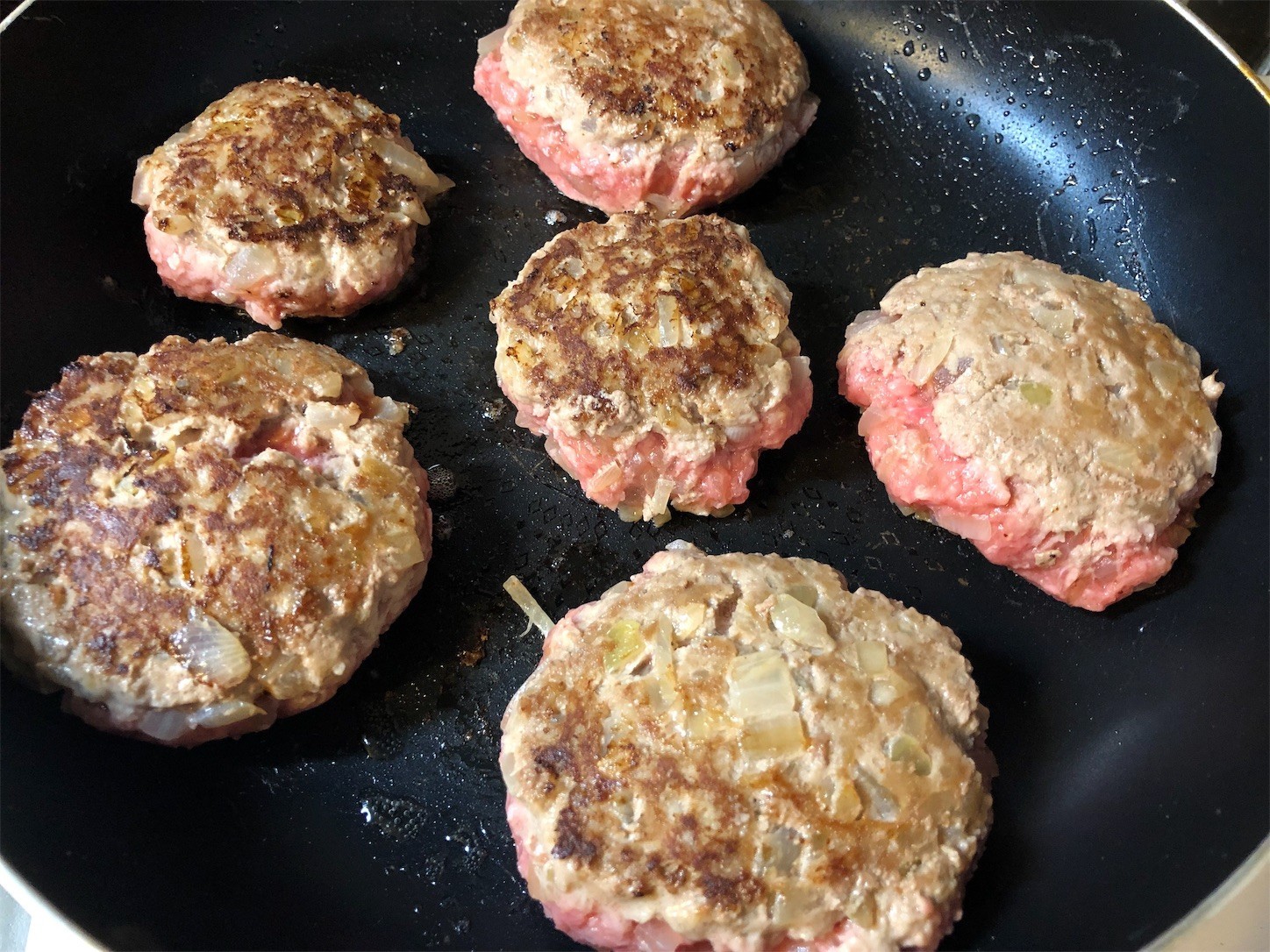 小判型に成型したハンバーグ種を焼きます 小判型に成型したハンバーグ種を焼きます