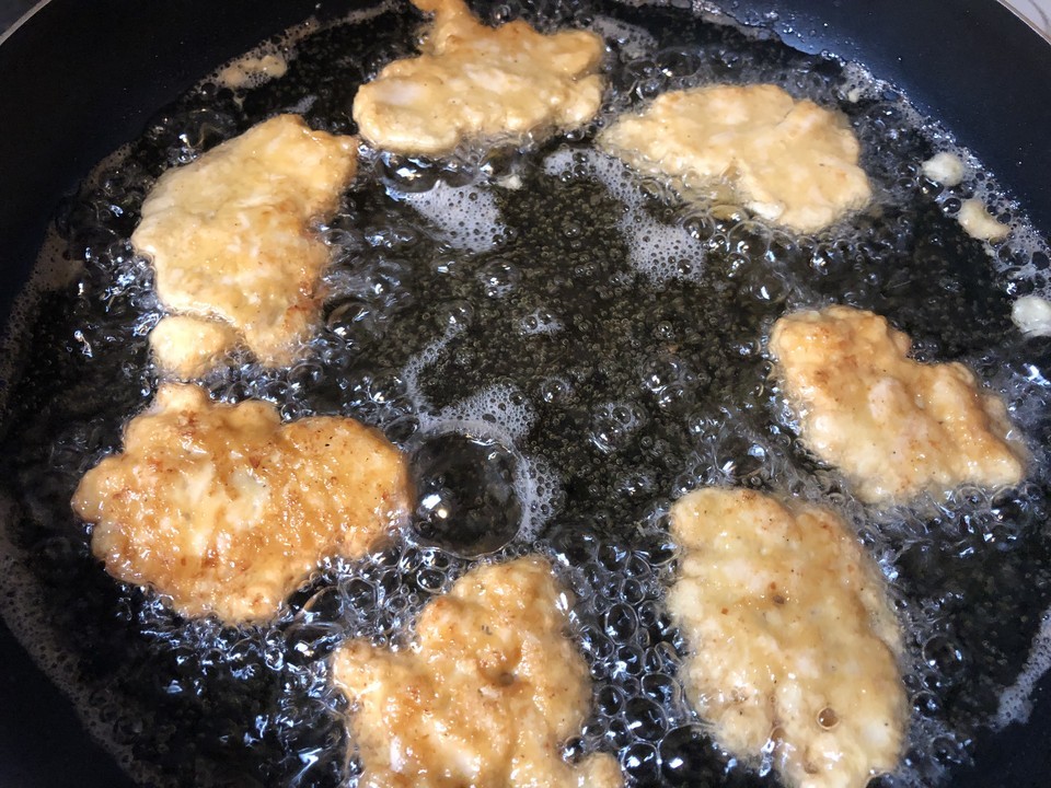 ナゲットを静かに入れて揚げる ナゲットを静かに入れて揚げる