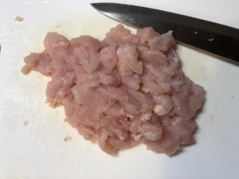 鶏胸肉を刻んで叩く 鶏胸肉を刻んで叩く