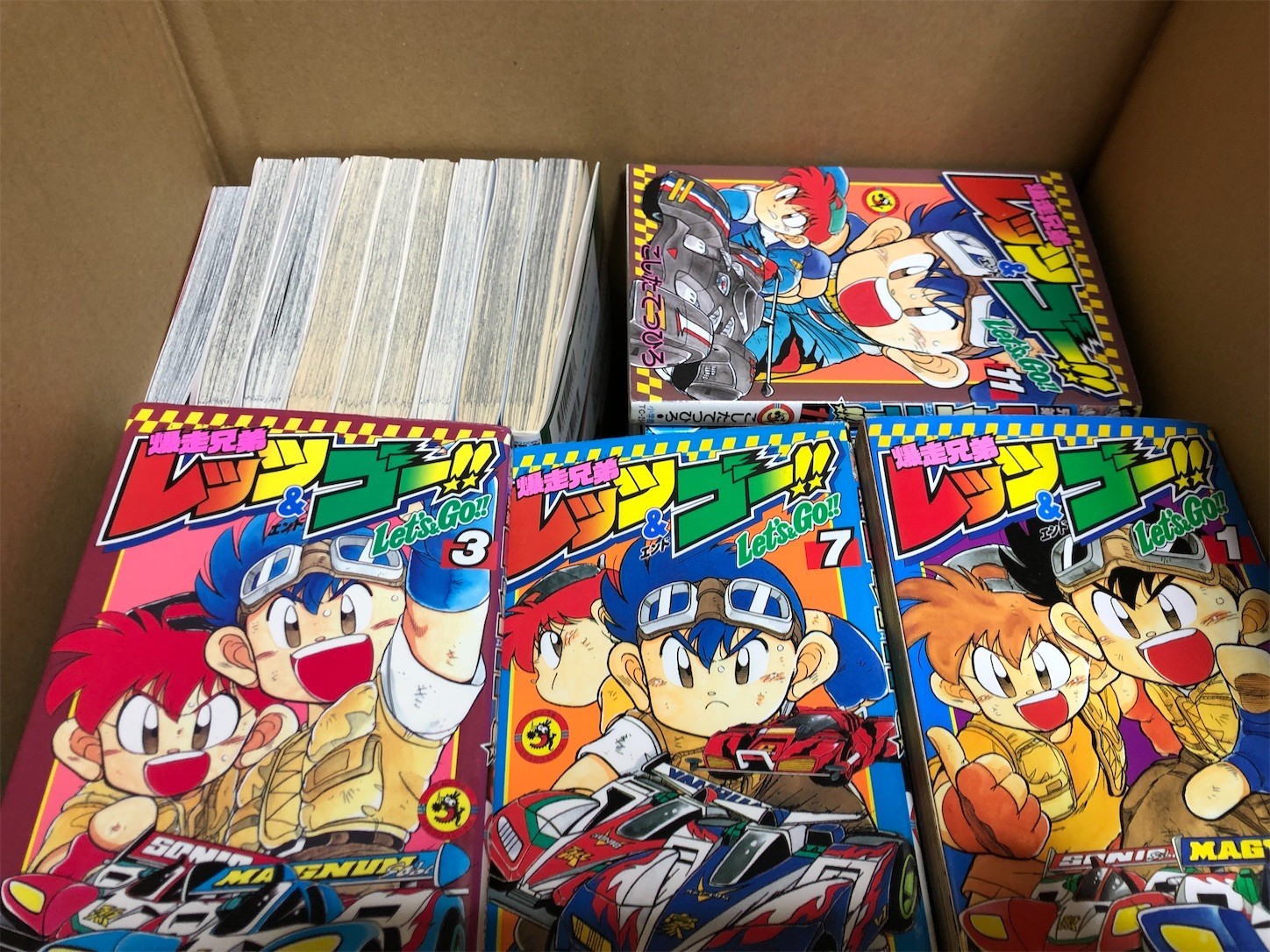 ダンボールに漫画を詰める