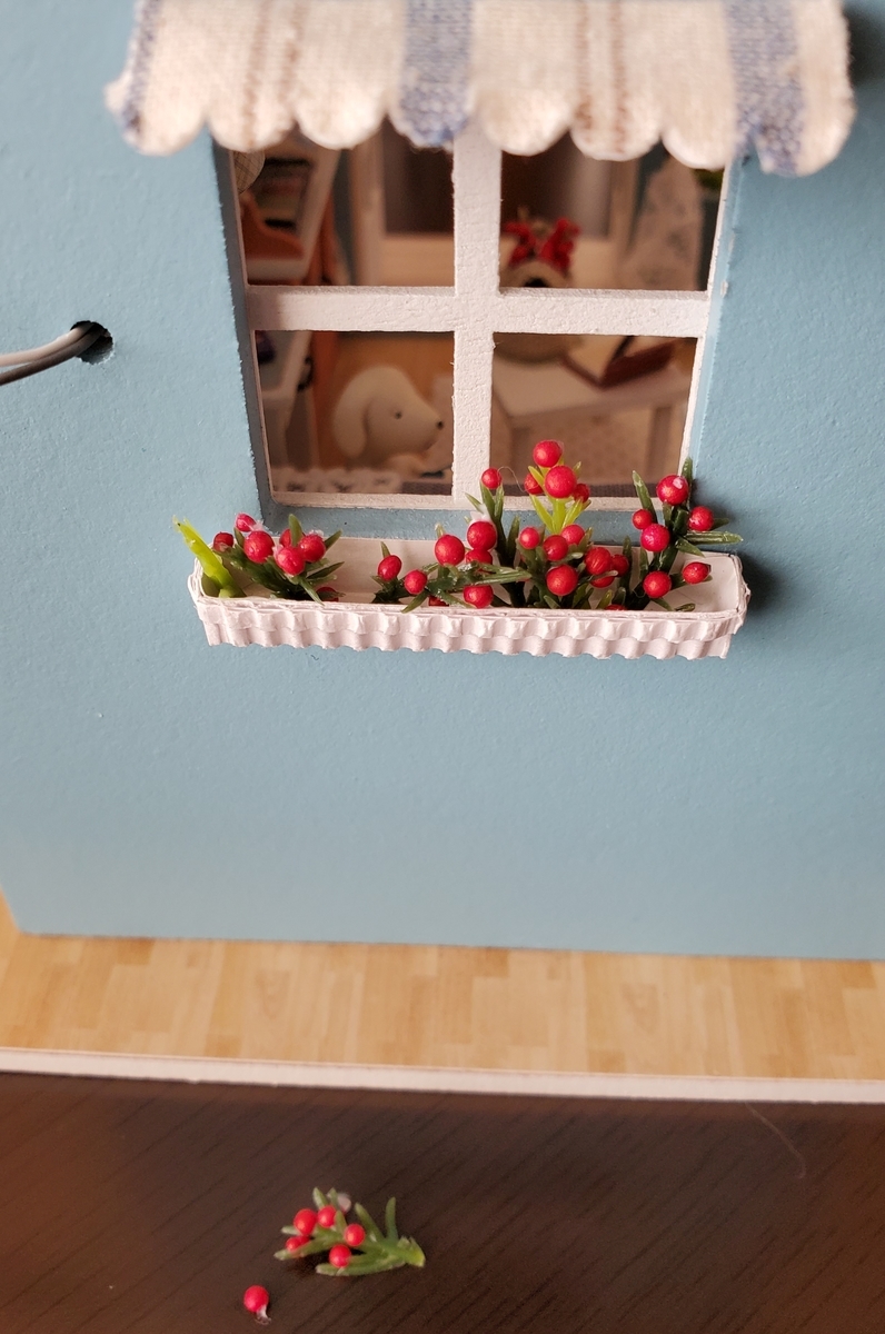 ハンドメイド〉ドールハウスを触りたがる娘と修正する母