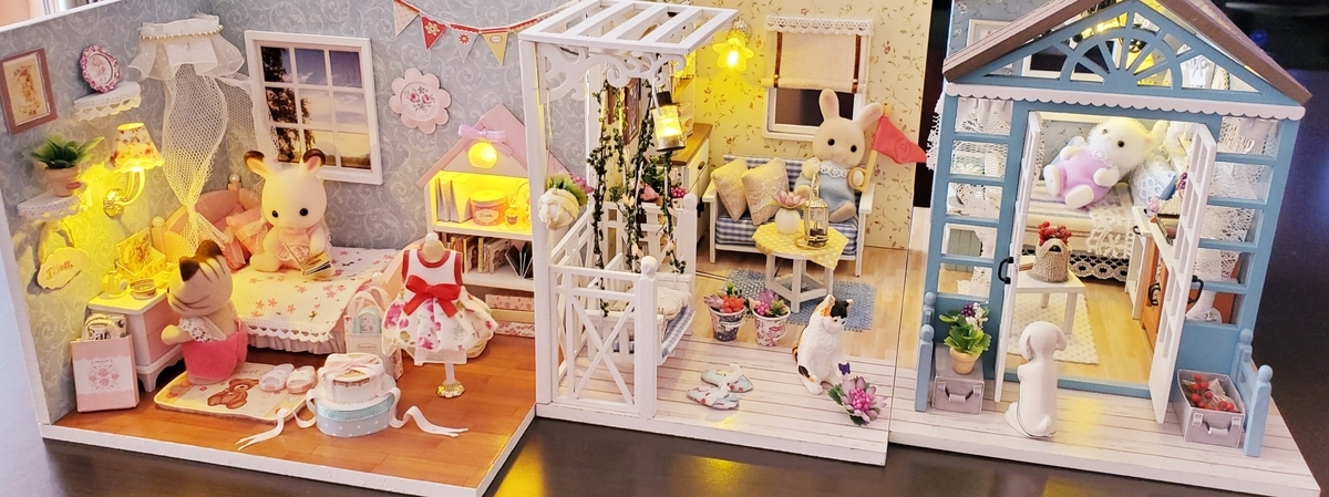 ハンドメイド〉ドールハウスを触りたがる娘と修正する母