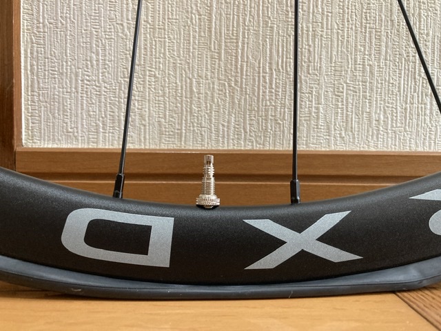 リムハイト30mmのホイール(RXD3)にバルブ長42mmのチューブを入れてみた。