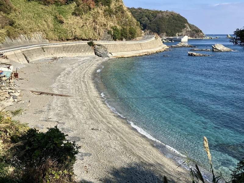 海に続く線路