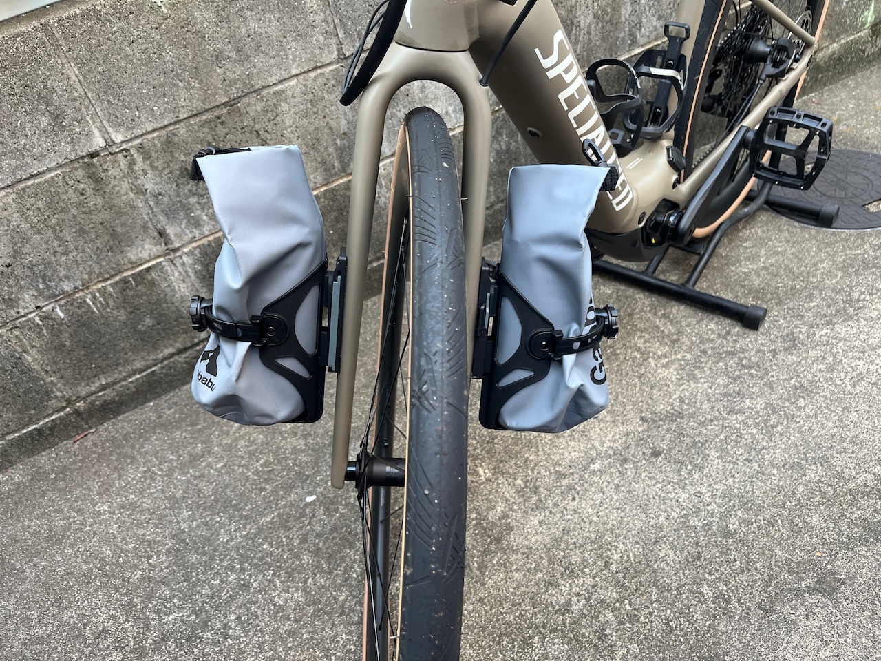 ロードバイクのフロントフォークにバッグを取り付ける。