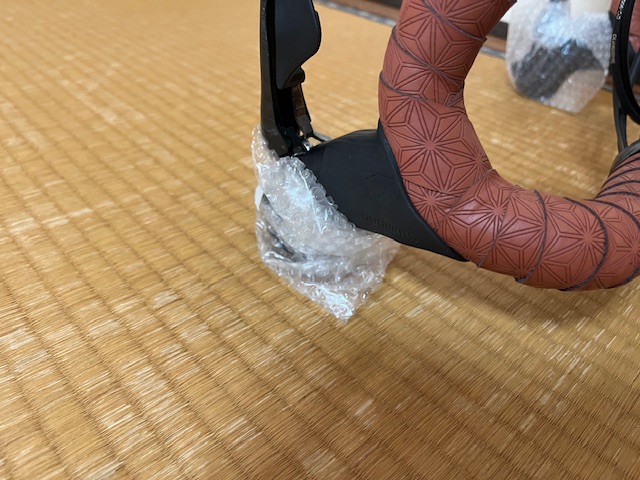 ロードバイクを郵送するために緩衝材で保護