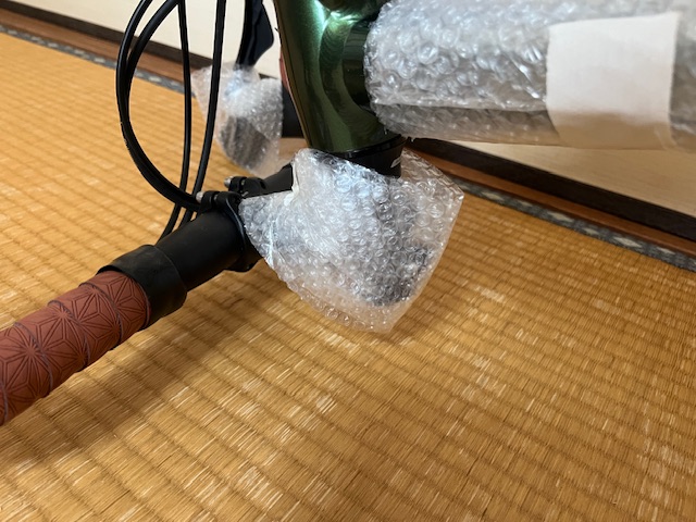 ロードバイクを郵送するので緩衝材で包む