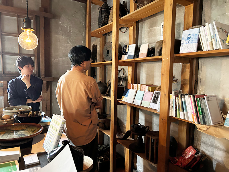 「がたんごとん」と白老町の「またたび文庫」さんも選書の出張販売