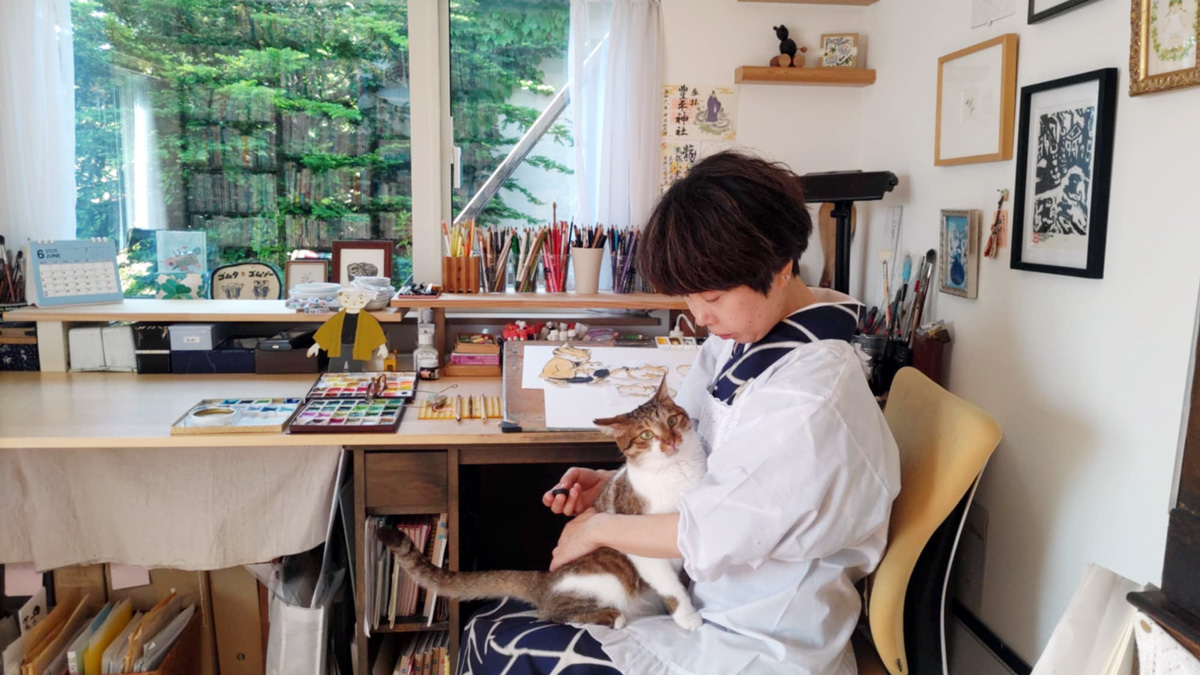 最新作『ねこきちのてぬぐい』を手に涼しげな浴衣姿のかとうまふみさん。