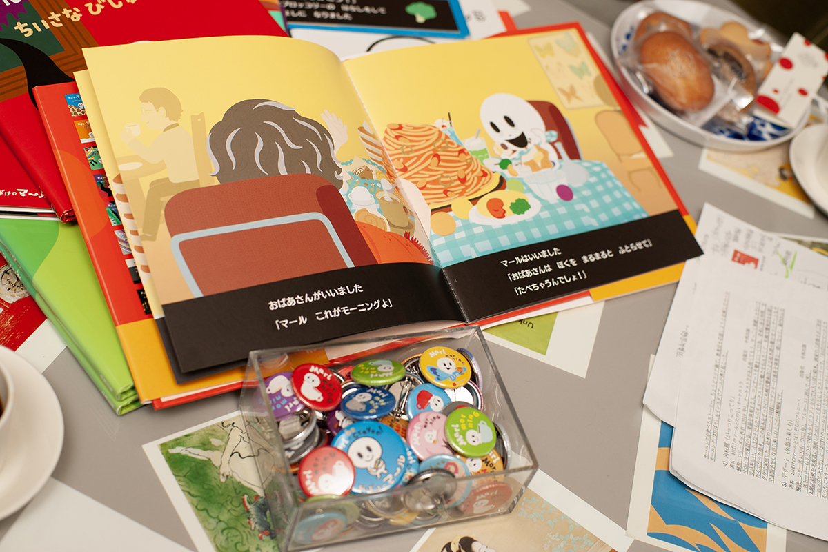 手前の缶バッジはコラボメニューを食べてくれた人にプレゼントした特製マール缶バッジ。