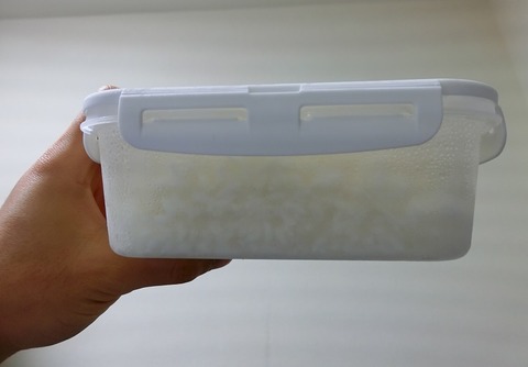 冷凍保存したお米の入ったタッパー