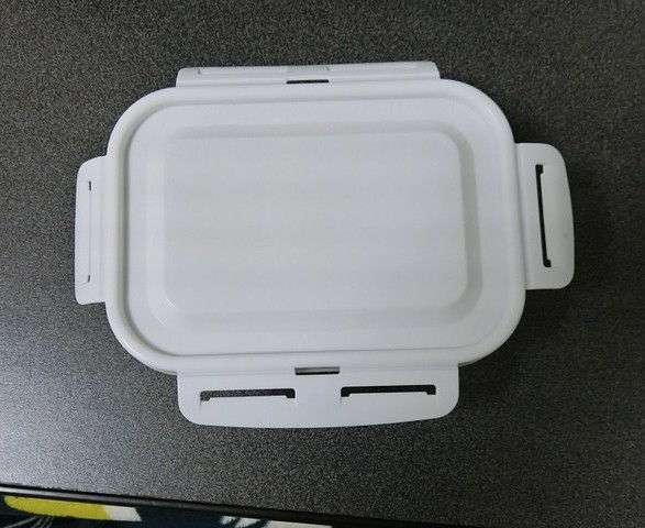 タッパーのフタを開けた状態