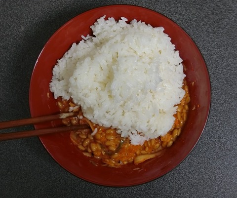 盲ろう者が作った納豆キムチご飯
