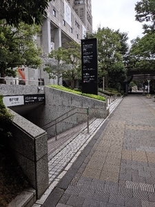 駅から都庁方面 初めてのパスポート課の案内 階段