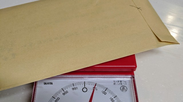 保育所等利用申請に必要な書類を入れたら封筒が50gになった写真