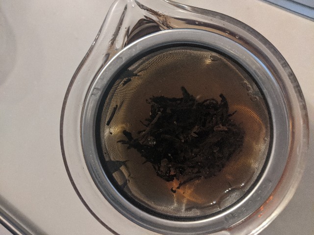 膨鼠紅茶をティーポットに淹れたところの上からの写真