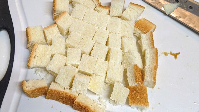 食パンを切っている写真 食パンを切っている写真