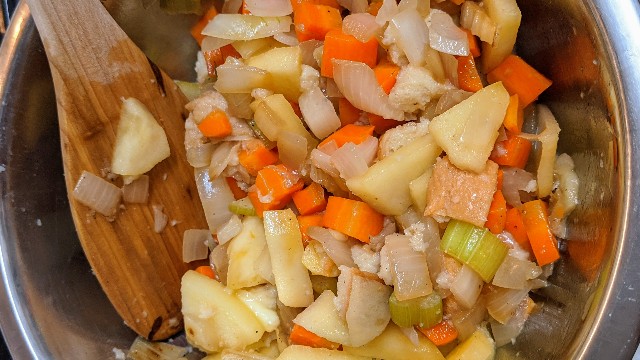 ボールにスタッフィングの材料が全部入っている写真(混ぜた後) ボールにスタッフィングの材料が全部入っている写真(混ぜた後)