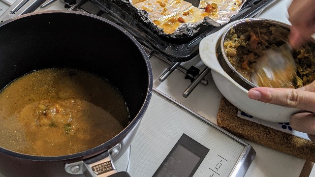 グレービーソースを作っているところ グレービーソースを作るために野菜をこしている写真