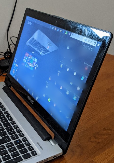 パソコンの上下が逆に表示 パソコン画面がさかさまに表示されている写真