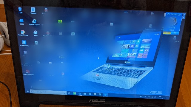 パソコン画面正しい方向に パソコン画面が正しい方向で表示されている写真