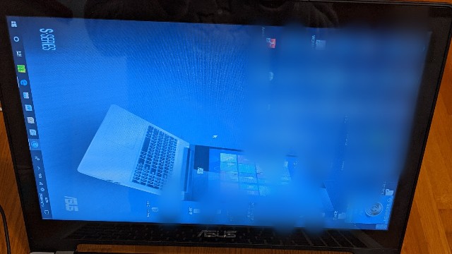 パソコン画面 右が上で表示 パソコン画面 右が上で表示されている写真