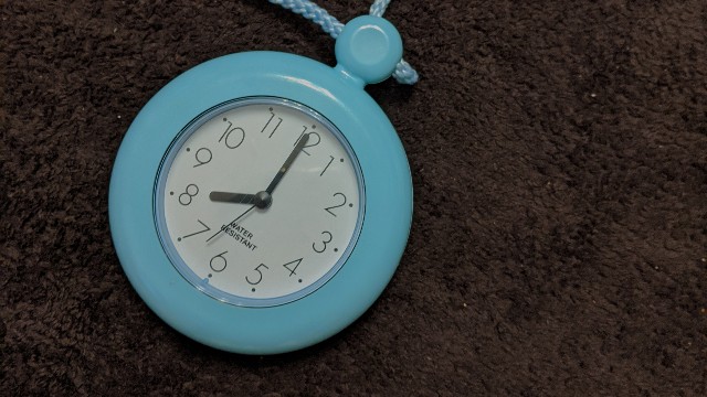 8時を指す時計の写真