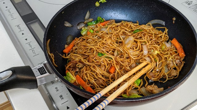 フライパンの中の焼きそばの写真