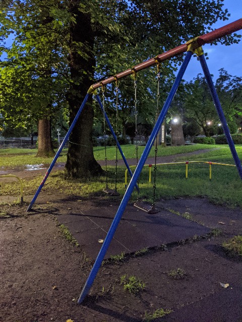 夜の公園のブランコの写真