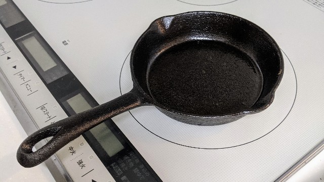 調理台にセットされたスキレットの写真