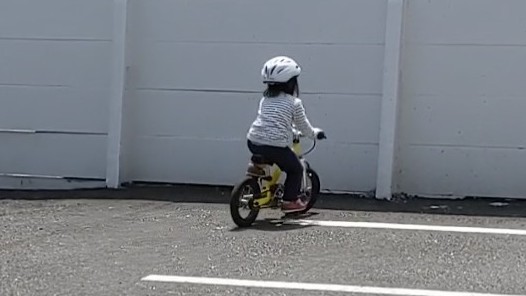 自転車に乗った2歳児の写真 自転車に乗った2歳児の写真