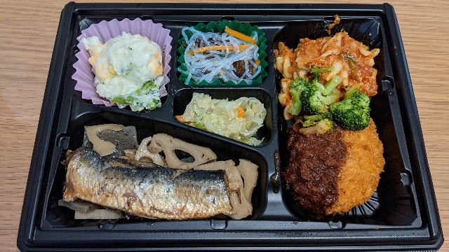 ワタミの宅食「まごころダブル」の味噌チキンカツ＆イワシの生姜煮の写真