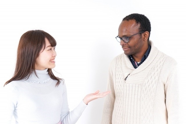 黒人男性と日本人女性が話している写真