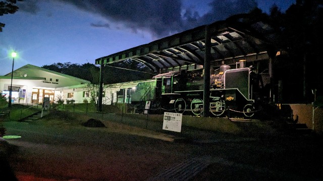 夜の駅の写真