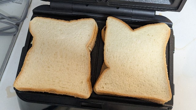 パン2枚が丸々入るサイズのホットサンドメーカー