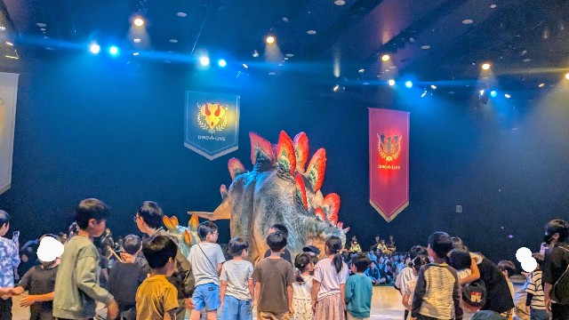DINO-A-LIVE DINO SAFARI 2025の子どもが恐竜に近づけるタイミングの写真