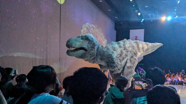 DINO-A-LIVE DINO SAFARI 2025の羽毛付きティラノサウルスの写真