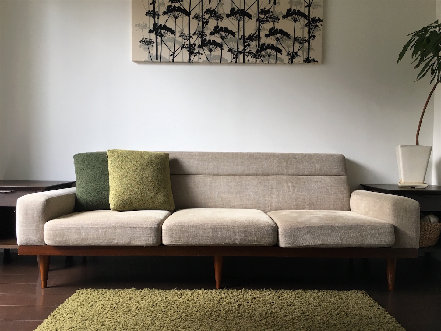 ソファは迷いましたが、PACIFIC FURNITURE SERVICEの3シーターに