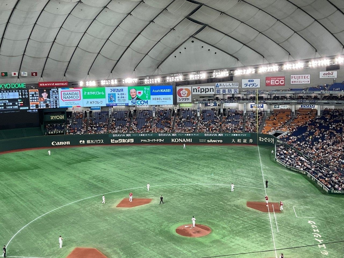 生ビール半額デー！5月1日　巨人対広島　2階一塁側　最前列の11列目　連番ペア 9月22日 巨人vs広島 東京ドーム オレンジシート 通路側2連番
