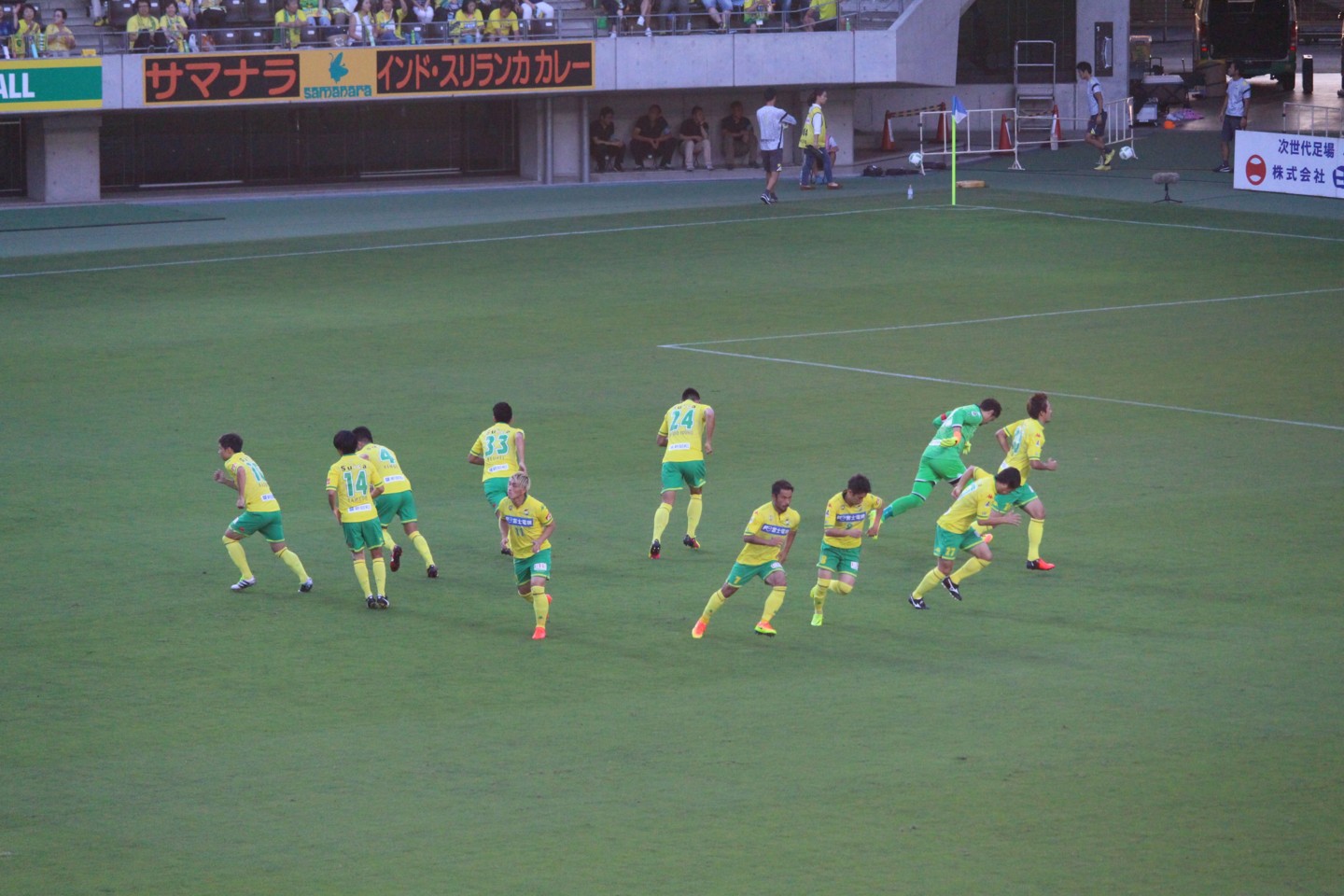 明治安田生命J2リーグ2016 第25節 ジェフ千葉 VS 清水エスパルス 前半の円陣ダッシュの写真