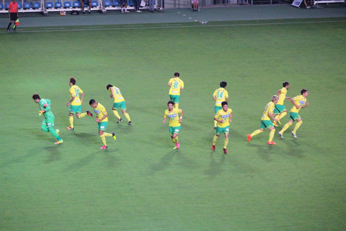 明治安田生命J2リーグ2016 第25節 ジェフ千葉 VS 清水エスパルス 後半の円陣ダッシュの写真