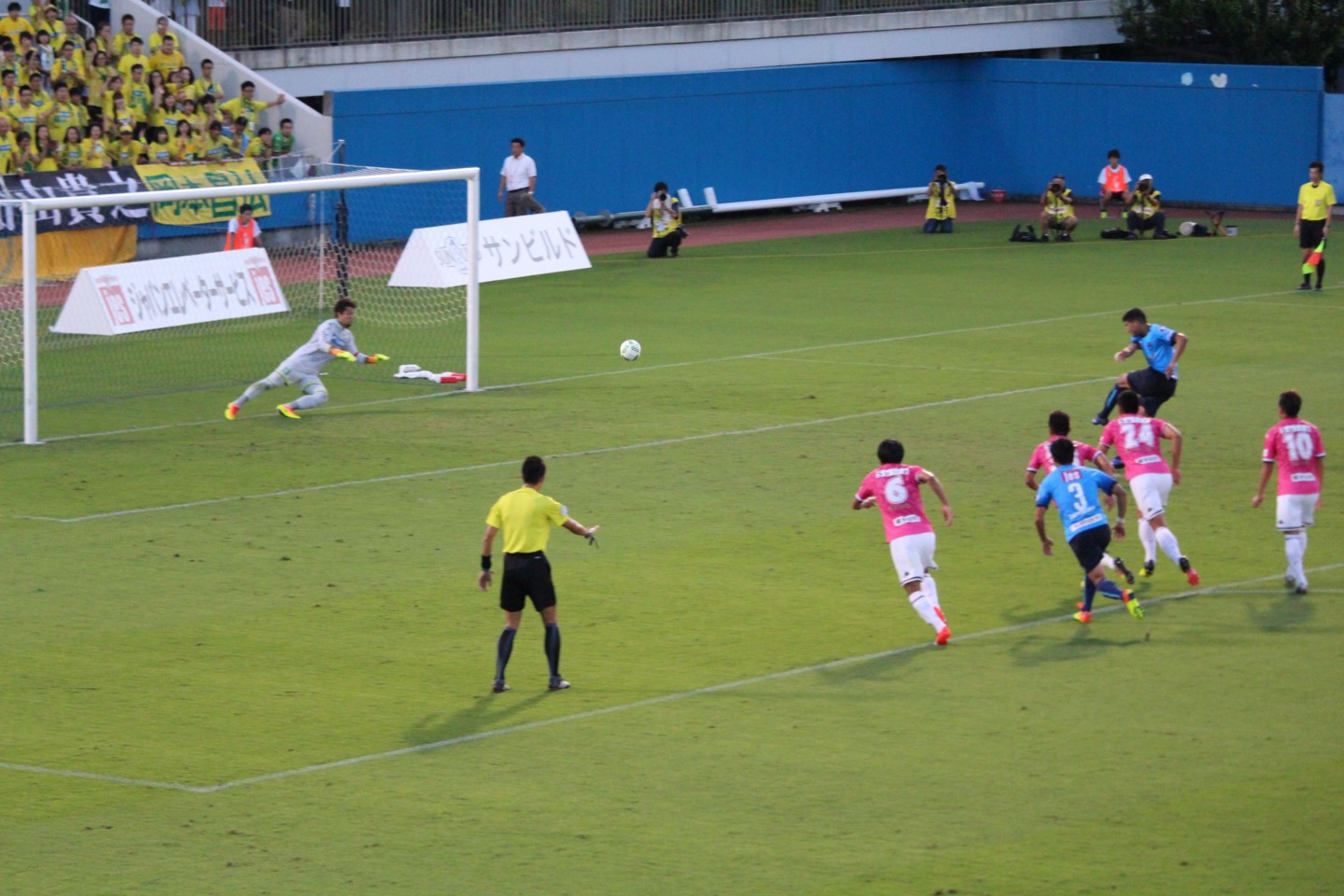 横浜FC VS ジェフ千葉 イバ選手のPKの写真