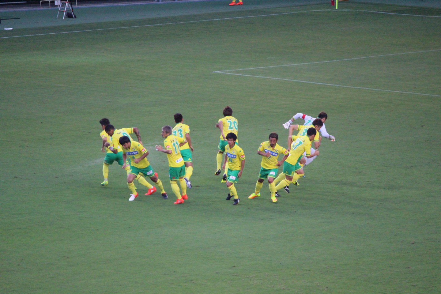 J2 第27節 ジェフ千葉 VS 愛媛FC 前半の円陣ダッシュの写真