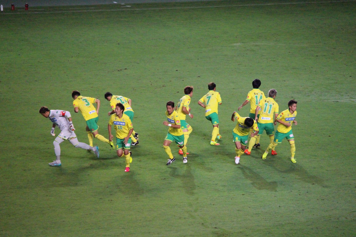 J2 第27節 ジェフ千葉 VS 愛媛FC 後半の円陣ダッシュの写真