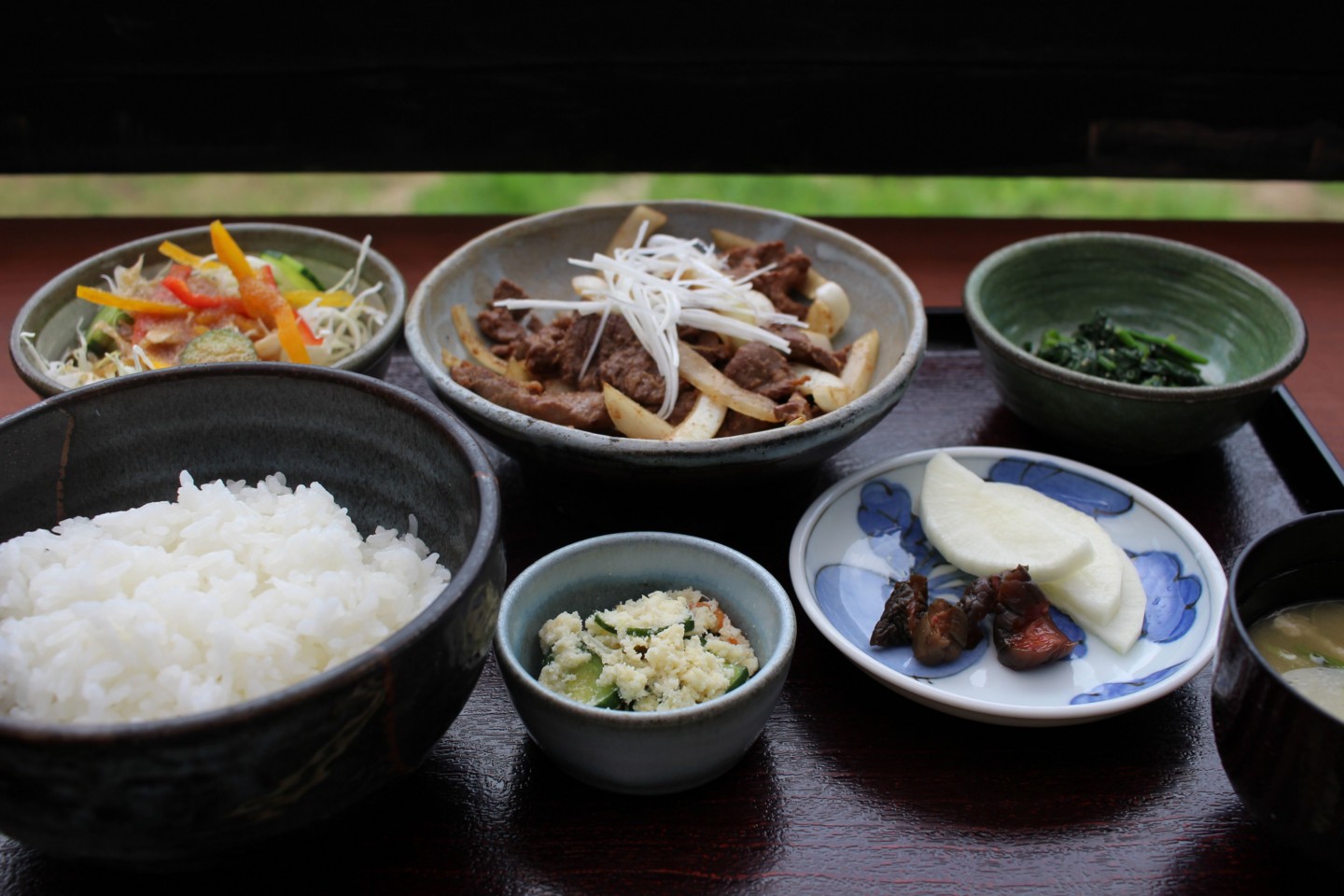 八菜家の馬肉丼の写真