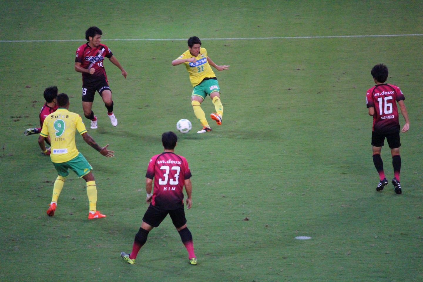 J2 第30節 千葉 VS 岡山 菅嶋のシュートシーンの写真