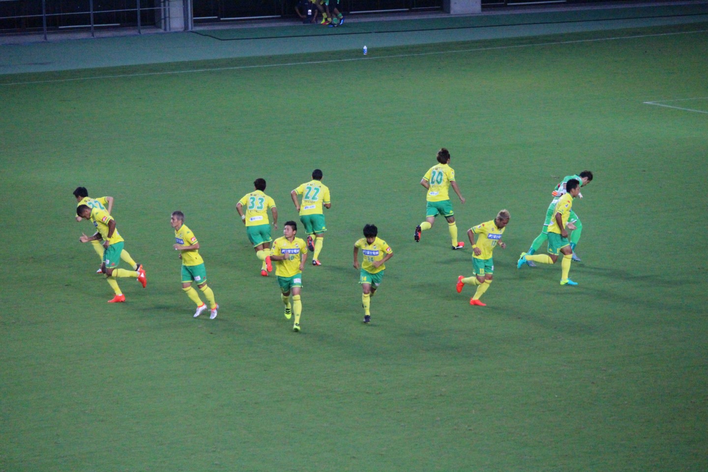 天皇杯 2回戦 千葉 VS 金沢 前半の円陣ダッシュの写真
