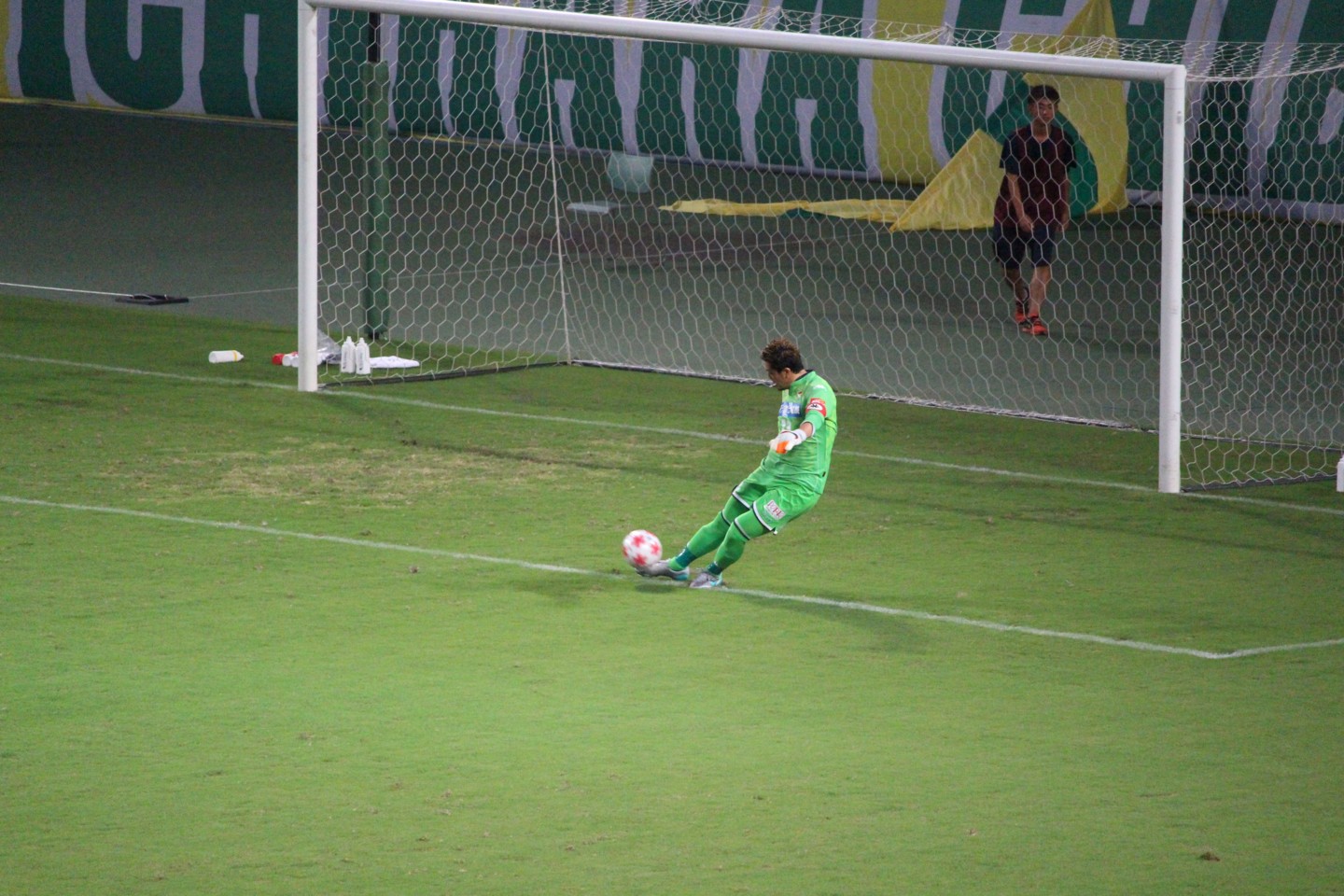 天皇杯 2回戦 千葉 VS 金沢 佐藤のゴールキックの写真