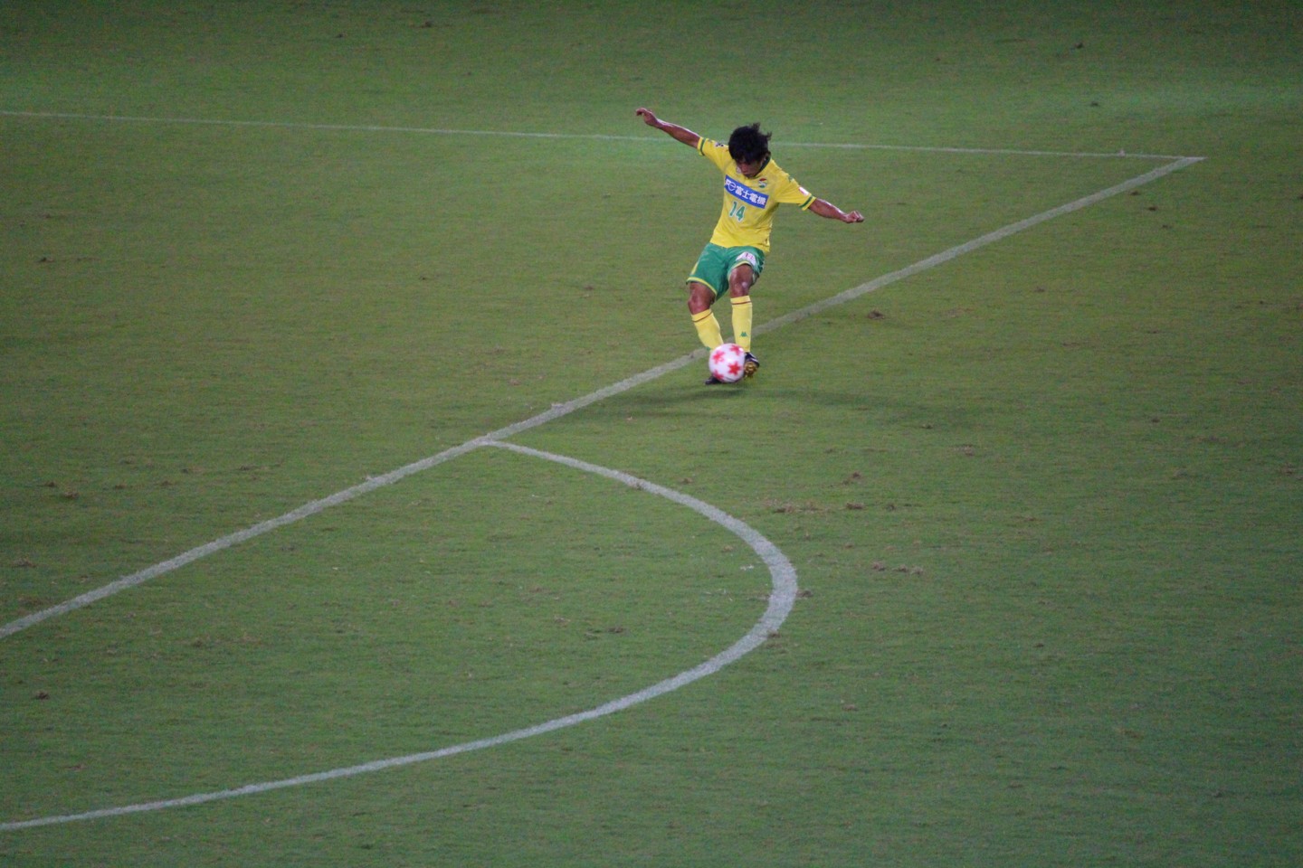 天皇杯 2回戦 千葉 VS 金沢 町田のシュートの写真