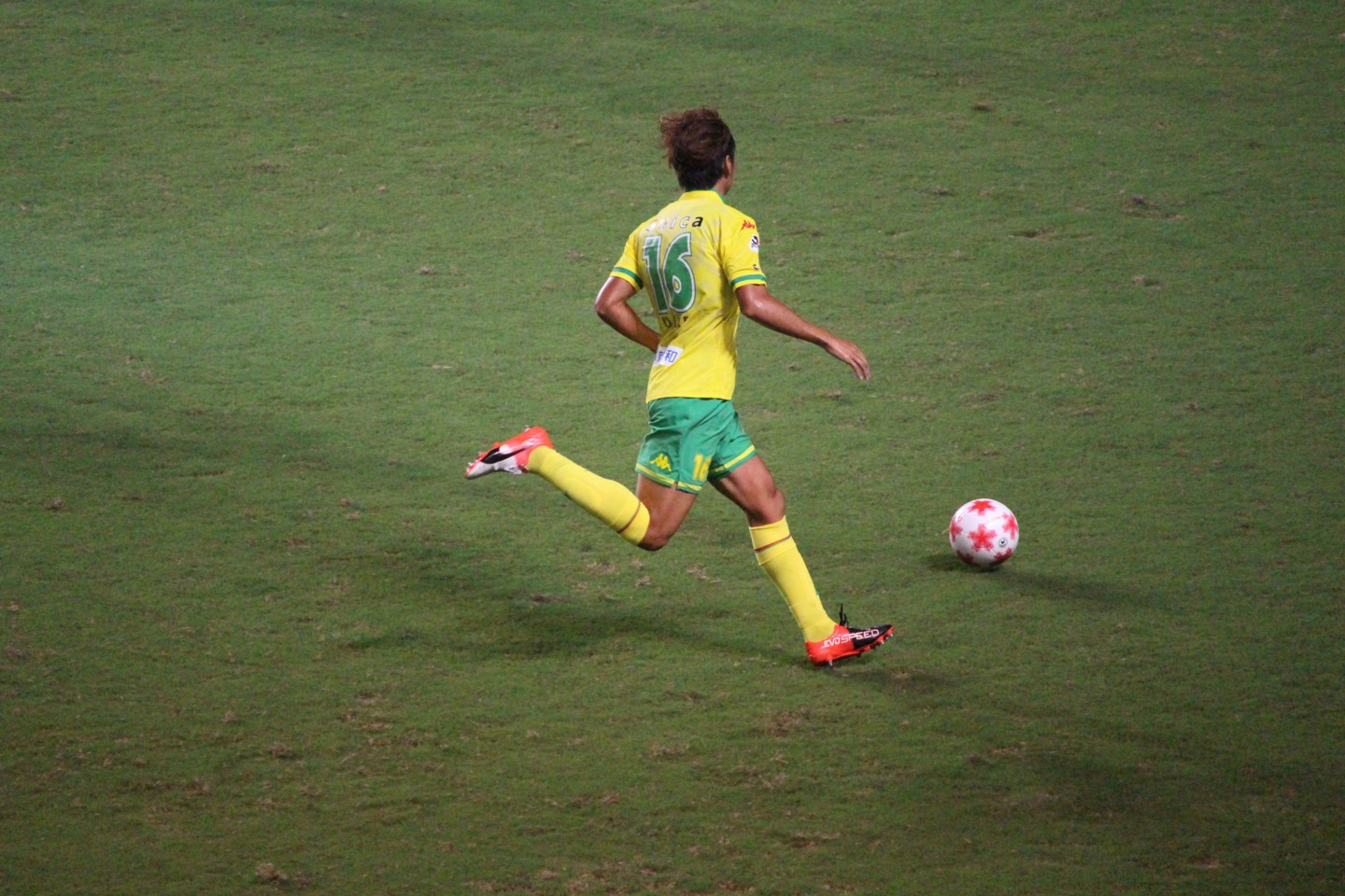天皇杯 2回戦 千葉 VS 金沢 小池のドリブルの写真
